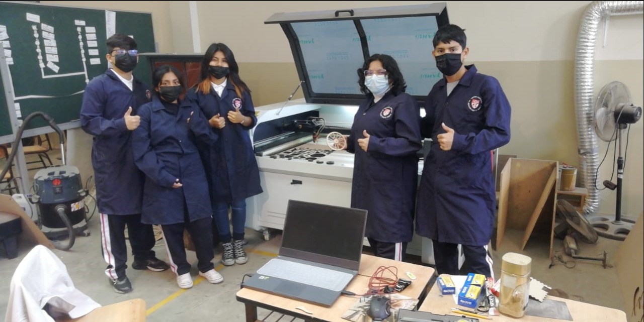 alumnos en maquina cnc